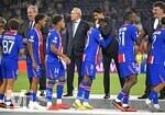 12.08.2026, Fussball UEFA-Supercup 2026: Finale in Salzburg (Österreich), Paris St. Germain - Aston Villa, in der Red Bull Arena (Wals bei Salzburg). Präsident Nasser Al-Khelaifi (mitte,  Paris St. Germain) herzt Ousmane Dembele (FC Paris Saint-Germain) 
  

