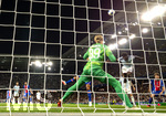 12.08.2026, Fussball UEFA-Supercup 2026: Finale in Salzburg (Österreich), Paris St. Germain - Aston Villa, in der Red Bull Arena (Wals bei Salzburg).  Brian Madjo (re, Aston Villa) Kopfball, Torwart Matvey Safonov (FC Paris Saint-Germain) schaut zu.