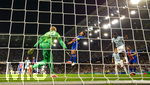12.08.2026, Fussball UEFA-Supercup 2026: Finale in Salzburg (Österreich), Paris St. Germain - Aston Villa, in der Red Bull Arena (Wals bei Salzburg).  Brian Madjo (re, Aston Villa) Kopfball, Torwart Matvey Safonov (li, FC Paris Saint-Germain) schaut zu. mitte: Marquinhos (FC Paris Saint-Germain) 