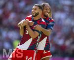 15.08.2026, Fussball Bundesliga 2026/2027, Testspiel Telecom-Cup, FC Bayern München - RB Leipzig, in der Allianz-Arena München,  Ismael Saibari (FC Bayern München) und Sacha Boey (FC Bayern München) haben  Spass