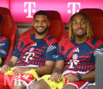 15.08.2026, Fussball Bundesliga 2026/2027, Testspiel Telecom-Cup, FC Bayern München - RB Leipzig, in der Allianz-Arena München,  v.l. Ismael Saibari (FC Bayern München) und Sacha Boey (FC Bayern München) auf der Ersatzbank.