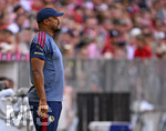15.08.2026, Fussball Bundesliga 2026/2027, Testspiel Telecom-Cup, FC Bayern München - RB Leipzig, in der Allianz-Arena München, Trainer Vincent Kompany (FC Bayern München) nachdenklich