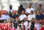 15.08.2026, Fussball Bundesliga 2026/2027, Testspiel Telecom-Cup, FC Bayern München - RB Leipzig, in der Allianz-Arena München, v.l. Dayot Upamecano (FC Bayern München), Michael Olise (FC Bayern München) , Harry Kane (FC Bayern München), Joao Palhinha (FC Bayern München)  

darunter Ehren-Präsident Uli Hoeneß (FC Bayern München, Hoeness), x, x, Sportvorstand Max Eberl (Bayern München) und Vorstandsvorsitzender Jan-Christian Dreesen (FC Bayern München) 

Präsident Herbert Hainer (FC Bayern) 