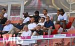 15.08.2026, Fussball Bundesliga 2026/2027, Testspiel Telecom-Cup, FC Bayern München - RB Leipzig, in der Allianz-Arena München, v.l. Dayot Upamecano (FC Bayern München), Michael Olise (FC Bayern München) , Harry Kane (FC Bayern München), Joao Palhinha (FC Bayern München)  und Serge Gnabry (FC Bayern München)    

darunter Ehren-Präsident Uli Hoeneß (FC Bayern München, Hoeness), x, x, Sportvorstand Max Eberl (Bayern München) und Vorstandsvorsitzender Jan-Christian Dreesen (FC Bayern München) 

Präsident Herbert Hainer (FC Bayern) 