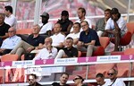 15.08.2026, Fussball Bundesliga 2026/2027, Testspiel Telecom-Cup, FC Bayern München - RB Leipzig, in der Allianz-Arena München, v.l. Dayot Upamecano (FC Bayern München), Michael Olise (FC Bayern München) , Harry Kane (FC Bayern München), Joao Palhinha (FC Bayern München)  und Serge Gnabry (FC Bayern München)    

darunter Ehren-Präsident Uli Hoeneß (FC Bayern München, Hoeness), x, x, Sportvorstand Max Eberl (Bayern München) und Vorstandsvorsitzender Jan-Christian Dreesen (FC Bayern München) 

Präsident Herbert Hainer (FC Bayern) 