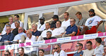 15.08.2026, Fussball Bundesliga 2026/2027, Testspiel Telecom-Cup, FC Bayern München - RB Leipzig, in der Allianz-Arena München, v.l. Dayot Upamecano (FC Bayern München), Michael Olise (FC Bayern München) , Harry Kane (FC Bayern München), Joao Palhinha (FC Bayern München)  und Serge Gnabry (FC Bayern München)    

darunter Dieter Hoeneß, Ehren-Präsident Uli Hoeneß (FC Bayern München, Hoeness), x, x, Sportvorstand Max Eberl (Bayern München) und Vorstandsvorsitzender Jan-Christian Dreesen (FC Bayern München) 
   
Präsident Herbert Hainer (FC Bayern) 