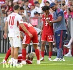 15.08.2026, Fussball Bundesliga 2026/2027, Testspiel Telecom-Cup, FC Bayern München - RB Leipzig, in der Allianz-Arena München, Trainer Vincent Kompany (FC Bayern München) mit Nathaniel Brown (FC Bayern München) 