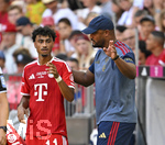 15.08.2026, Fussball Bundesliga 2026/2027, Testspiel Telecom-Cup, FC Bayern München - RB Leipzig, in der Allianz-Arena München, Trainer Vincent Kompany (FC Bayern München) mit Nathaniel Brown (FC Bayern München) 