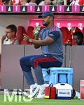 15.08.2026, Fussball Bundesliga 2026/2027, Testspiel Telecom-Cup, FC Bayern München - RB Leipzig, in der Allianz-Arena München, Trainer Vincent Kompany (FC Bayern München) trinkt wasser