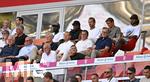 15.08.2026, Fussball Bundesliga 2026/2027, Testspiel Telecom-Cup, FC Bayern München - RB Leipzig, in der Allianz-Arena München, v.l. Dayot Upamecano (FC Bayern München), Michael Olise (FC Bayern München) , Harry Kane (FC Bayern München), Joao Palhinha (FC Bayern München)  und Serge Gnabry (FC Bayern München)    

darunter Dieter Hoeneß, Ehren-Präsident Uli Hoeneß (FC Bayern München, Hoeness), x, x, Sportvorstand Max Eberl (Bayern München) und Vorstandsvorsitzender Jan-Christian Dreesen (FC Bayern München) 
   
Präsident Herbert Hainer (FC Bayern) 