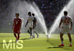 15.08.2026, Fussball Bundesliga 2026/2027, Testspiel Telecom-Cup, FC Bayern München - RB Leipzig, in der Allianz-Arena München, Die Sprengelanlage wässert während dem Spiel.