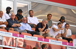 15.08.2026, Fussball Bundesliga 2026/2027, Testspiel Telecom-Cup, FC Bayern München - RB Leipzig, in der Allianz-Arena München, v.l. Dayot Upamecano (FC Bayern München), Michael Olise (FC Bayern München), Harry Kane (FC Bayern München), Joao Palhinha (FC Bayern München) und Serge Gnabry (FC Bayern München)

darumter Dieter Hoeneß, Ehren-Präsident Uli Hoeneß (FC Bayern München, Hoeness), x,x und Sportvorstand Max Eberl (Bayern München) 