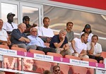 15.08.2026, Fussball Bundesliga 2026/2027, Testspiel Telecom-Cup, FC Bayern München - RB Leipzig, in der Allianz-Arena München, v.l. Dayot Upamecano (FC Bayern München), Michael Olise (FC Bayern München), Harry Kane (FC Bayern München), Joao Palhinha (FC Bayern München) und Serge Gnabry (FC Bayern München)

darumter Dieter Hoeneß, Ehren-Präsident Uli Hoeneß (FC Bayern München, Hoeness), x,x und Sportvorstand Max Eberl (Bayern München) 