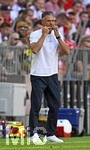 15.08.2026, Fussball Bundesliga 2026/2027, Testspiel Telecom-Cup, FC Bayern München - RB Leipzig, in der Allianz-Arena München, Trainer Martin Demichelis (RB Leipzig) pfeift auf seinen Fingern