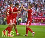 15.08.2026, Fussball Bundesliga 2026/2027, Testspiel Telecom-Cup, FC Bayern München - RB Leipzig, in der Allianz-Arena München, v.l. Arijon Ibrahimovic (Bayern München), Nathaniel Brown (FC Bayern München) und Tom Bischof (FC Bayern München) jubeln