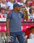 15.08.2026, Fussball Bundesliga 2026/2027, Testspiel Telecom-Cup, FC Bayern München - RB Leipzig, in der Allianz-Arena München, Trainer Vincent Kompany (FC Bayern München) trinkt aus einer Wasser Flasche