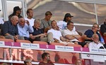 15.08.2026, Fussball Bundesliga 2026/2027, Testspiel Telecom-Cup, FC Bayern München - RB Leipzig, in der Allianz-Arena München, Hintere Reihe v.l. Michael Olise (FC Bayern München), Harry Kane (FC Bayern München), Joao Palhinha (FC Bayern München) und Serge Gnabry (FC Bayern München) 

Vordere Reihe v.l. Dieter Hoeneß, Ehren-Präsident Uli Hoeneß (FC Bayern München, Hoeness), x,x , Sportvorstand Max Eberl (Bayern München) und Vorstandsvorsitzender Jan-Christian Dreesen (FC Bayern München) 