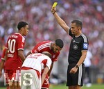 15.08.2026, Fussball Bundesliga 2026/2027, Testspiel Telecom-Cup, FC Bayern München - RB Leipzig, in der Allianz-Arena München, Ismael Saibari (FC Bayern München) sieht die gelbe Karte von Schiedsrichter Robert Hartmann (Deutschland),