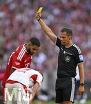 15.08.2026, Fussball Bundesliga 2026/2027, Testspiel Telecom-Cup, FC Bayern München - RB Leipzig, in der Allianz-Arena München, Ismael Saibari (FC Bayern München) sieht die gelbe Karte von Schiedsrichter Robert Hartmann (Deutschland),
