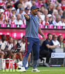 15.08.2026, Fussball Bundesliga 2026/2027, Testspiel Telecom-Cup, FC Bayern München - RB Leipzig, in der Allianz-Arena München, Trainer Vincent Kompany (FC Bayern München) gestikuliert