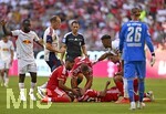 15.08.2026, Fussball Bundesliga 2026/2027, Testspiel Telecom-Cup, FC Bayern München - RB Leipzig, in der Allianz-Arena München, Jamal Musiala (Bayern München) am Boden Ismael Saibari (FC Bayern München) und Joshua Kimmich (FC Bayern München) helfen ihm