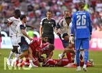15.08.2026, Fussball Bundesliga 2026/2027, Testspiel Telecom-Cup, FC Bayern München - RB Leipzig, in der Allianz-Arena München, Jamal Musiala (Bayern München) am Boden Ismael Saibari (FC Bayern München) und Joshua Kimmich (FC Bayern München) helfen ihm