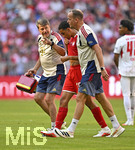 15.08.2026, Fussball Bundesliga 2026/2027, Testspiel Telecom-Cup, FC Bayern München - RB Leipzig, in der Allianz-Arena München, Teamarzt Jochen Hahne (re, FC Bayern München) mit Jamal Musiala (mitte, Bayern München) 