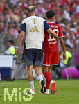 15.08.2026, Fussball Bundesliga 2026/2027, Testspiel Telecom-Cup, FC Bayern München - RB Leipzig, in der Allianz-Arena München, Teamarzt Jochen Hahne (li, FC Bayern München) mit Jamal Musiala (Bayern München) 