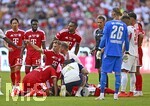 15.08.2026, Fussball Bundesliga 2026/2027, Testspiel Telecom-Cup, FC Bayern München - RB Leipzig, in der Allianz-Arena München, Teamarzt Jochen Hahne (auf dem Foto, FC Bayern München) mit Jamal Musiala (mitte, Bayern München) 