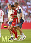 15.08.2026, Fussball Bundesliga 2026/2027, Testspiel Telecom-Cup, FC Bayern München - RB Leipzig, in der Allianz-Arena München, Teamarzt Jochen Hahne (re, FC Bayern München) mit Jamal Musiala (mitte, Bayern München) 