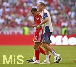 15.08.2026, Fussball Bundesliga 2026/2027, Testspiel Telecom-Cup, FC Bayern München - RB Leipzig, in der Allianz-Arena München, Teamarzt Jochen Hahne (re, FC Bayern München) mit Jamal Musiala (mitte, Bayern München) 