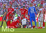 15.08.2026, Fussball Bundesliga 2026/2027, Testspiel Telecom-Cup, FC Bayern München - RB Leipzig, in der Allianz-Arena München, Teamarzt Dr. Jochen Hahne (mitte, FC Bayern München) kümmert sich um Jamal Musiala (Bayern München) der am Boden liegt