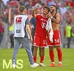15.08.2026, Fussball Bundesliga 2026/2027, Testspiel Telecom-Cup, FC Bayern München - RB Leipzig, in der Allianz-Arena München, v.l. Nathaniel Brown (FC Bayern München) und Ismael Saibari (FC Bayern München) machen ein Selfie
