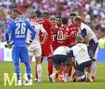 15.08.2026, Fussball Bundesliga 2026/2027, Testspiel Telecom-Cup, FC Bayern München - RB Leipzig, in der Allianz-Arena München, Dr. Jochen Hahne (FC Bayern München) hilft Jamal Musiala (Bayern München) auf die Füße, v.l. Jamal Musiala (Bayern München), Joshua Kimmich (FC Bayern München), Alphonso Davies (FC Bayern München), Jamal Musiala (Bayern München) und Aleksandar Pavlovic (FC Bayern München) 