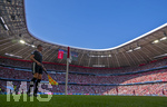 15.08.2026, Fussball Bundesliga 2026/2027, Testspiel Telecom-Cup, FC Bayern München - RB Leipzig, in der Allianz-Arena München, Spielszene, Linienricher mit der Fahne 