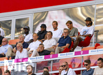 15.08.2026, Fussball Bundesliga 2026/2027, Testspiel Telecom-Cup, FC Bayern München - RB Leipzig, in der Allianz-Arena München, VIP-Tribüne mit den WM-Rückkehrern in der oberen Reihe, von links:  Dayot Upamecano (FC Bayern München), Michael Olise (FC Bayern München), Harry Kane (FC Bayern München), Joao Palhinha (FC Bayern München), Serge Gnabry (FC Bayern München), mittlere Reuhe: Ehren-Präsident Uli Hoeneß (FC Bayern München, Hoeness), Rouven Kasper (VORSTAND MARKETING UND VERTRIEB, FC Bayern), Sportvorstand Max Eberl (Bayern München), Vorstandsvorsitzender Jan-Christian Dreesen (FC Bayern München), Präsident Herbert Hainer (FC Bayern), 