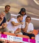 15.08.2026, Fussball Bundesliga 2026/2027, Testspiel Telecom-Cup, FC Bayern München - RB Leipzig, in der Allianz-Arena München, VIP-Tribüne mit den WM-Rückkehrern in der oberen Reihe, von links: Joao Palhinha (FC Bayern München), Serge Gnabry (FC Bayern München), mittlere Reihe: Rouven Kasper (VORSTAND MARKETING UND VERTRIEB, FC Bayern), Sportvorstand Max Eberl (Bayern München), 