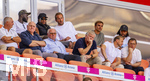 15.08.2026, Fussball Bundesliga 2026/2027, Testspiel Telecom-Cup, FC Bayern München - RB Leipzig, in der Allianz-Arena München, VIP-Tribüne mit den WM-Rückkehrern in der oberen Reihe, von links:  Dayot Upamecano (FC Bayern München), Michael Olise (FC Bayern München), Harry Kane (FC Bayern München), Joao Palhinha (FC Bayern München), Serge Gnabry (FC Bayern München), mittlere Reihe: Dieter Hoeness, Ehren-Präsident Uli Hoeneß (FC Bayern München, Hoeness), Rouven Kasper (VORSTAND MARKETING UND VERTRIEB, FC Bayern), Sportvorstand Max Eberl (Bayern München), 