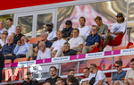 15.08.2026, Fussball Bundesliga 2026/2027, Testspiel Telecom-Cup, FC Bayern München - RB Leipzig, in der Allianz-Arena München, VIP-Tribüne mit den WM-Rückkehrern in der oberen Reihe, von links:  Dayot Upamecano (FC Bayern München), Michael Olise (FC Bayern München), Harry Kane (FC Bayern München), Joao Palhinha (FC Bayern München), Serge Gnabry (FC Bayern München), mittlere Reihe: Dieter Hoeness, Ehren-Präsident Uli Hoeneß (FC Bayern München, Hoeness), Rouven Kasper (VORSTAND MARKETING UND VERTRIEB, FC Bayern), Sportvorstand Max Eberl (Bayern München), Vorstandsvorsitzender Jan-Christian Dreesen (FC Bayern München), Präsident Herbert Hainer (FC Bayern), 