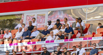 15.08.2026, Fussball Bundesliga 2026/2027, Testspiel Telecom-Cup, FC Bayern München - RB Leipzig, in der Allianz-Arena München, VIP-Tribüne mit den WM-Rückkehrern in der oberen Reihe, von links:  Dayot Upamecano (FC Bayern München), Michael Olise (FC Bayern München), Harry Kane (FC Bayern München), Joao Palhinha (FC Bayern München), Serge Gnabry (FC Bayern München), mittlere Reihe: Dieter Hoeness, Ehren-Präsident Uli Hoeneß (FC Bayern München, Hoeness), Rouven Kasper (VORSTAND MARKETING UND VERTRIEB, FC Bayern), Sportvorstand Max Eberl (Bayern München), Vorstandsvorsitzender Jan-Christian Dreesen (FC Bayern München), Präsident Herbert Hainer (FC Bayern), 