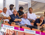 15.08.2026, Fussball Bundesliga 2026/2027, Testspiel Telecom-Cup, FC Bayern München - RB Leipzig, in der Allianz-Arena München, VIP-Tribüne mit den WM-Rückkehrern in der oberen Reihe, von links:  Dayot Upamecano (FC Bayern München), Michael Olise (FC Bayern München), Harry Kane (FC Bayern München),  mittlere Reihe: Dieter Hoeness, Ehren-Präsident Uli Hoeneß (FC Bayern München, Hoeness), 