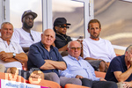 15.08.2026, Fussball Bundesliga 2026/2027, Testspiel Telecom-Cup, FC Bayern München - RB Leipzig, in der Allianz-Arena München, VIP-Tribüne mit den WM-Rückkehrern in der oberen Reihe, von links:  Dayot Upamecano (FC Bayern München), Michael Olise (FC Bayern München), Harry Kane (FC Bayern München),  mittlere Reihe: Dieter Hoeness, Ehren-Präsident Uli Hoeneß (FC Bayern München, Hoeness),ern München), Präsident Herbert Hainer (FC Bayern), 