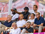 15.08.2026, Fussball Bundesliga 2026/2027, Testspiel Telecom-Cup, FC Bayern München - RB Leipzig, in der Allianz-Arena München, VIP-Tribüne mit den WM-Rückkehrern in der oberen Reihe, von links:  Dayot Upamecano (FC Bayern München), Michael Olise (FC Bayern München), Harry Kane (FC Bayern München), mittlere Reihe:  Rouven Kasper (VORSTAND MARKETING UND VERTRIEB, FC Bayern), Sportvorstand Max Eberl (Bayern München), Vorstandsvorsitzender Jan-Christian Dreesen (FC Bayern München), Präsident Herbert Hainer (FC Bayern), 