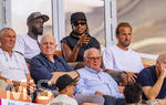 15.08.2026, Fussball Bundesliga 2026/2027, Testspiel Telecom-Cup, FC Bayern München - RB Leipzig, in der Allianz-Arena München, VIP-Tribüne mit den WM-Rückkehrern in der oberen Reihe, von links:  Dayot Upamecano (FC Bayern München), Michael Olise (FC Bayern München), Harry Kane (FC Bayern München),  mittlere Reihe: Dieter Hoeness, Ehren-Präsident Uli Hoeneß (FC Bayern München, Hoeness),  