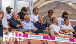 15.08.2026, Fussball Bundesliga 2026/2027, Testspiel Telecom-Cup, FC Bayern München - RB Leipzig, in der Allianz-Arena München, VIP-Tribüne mit den WM-Rückkehrern in der oberen Reihe, von links:  Dayot Upamecano (FC Bayern München), Michael Olise (FC Bayern München), Harry Kane (FC Bayern München), Joao Palhinha (FC Bayern München), Serge Gnabry (FC Bayern München), mittlere Reihe: Dieter Hoeness, Ehren-Präsident Uli Hoeneß (FC Bayern München, Hoeness), Rouven Kasper (VORSTAND MARKETING UND VERTRIEB, FC Bayern), Sportvorstand Max Eberl (Bayern München), 