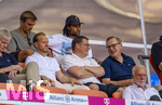 15.08.2026, Fussball Bundesliga 2026/2027, Testspiel Telecom-Cup, FC Bayern München - RB Leipzig, in der Allianz-Arena München, VIP-Tribüne mit den WM-Rückkehrern in der oberen Reihe, von links:  Joao Palhinha (FC Bayern München), Serge Gnabry (FC Bayern München), mittlere Reihe: Rouven Kasper (VORSTAND MARKETING UND VERTRIEB, FC Bayern), Sportvorstand Max Eberl (Bayern München), Vorstandsvorsitzender Jan-Christian Dreesen (FC Bayern München),  
