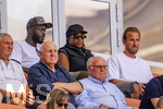 15.08.2026, Fussball Bundesliga 2026/2027, Testspiel Telecom-Cup, FC Bayern München - RB Leipzig, in der Allianz-Arena München, VIP-Tribüne mit den WM-Rückkehrern in der oberen Reihe, von links:  Dayot Upamecano (FC Bayern München), Michael Olise (FC Bayern München), Harry Kane (FC Bayern München), mittlere Reihe: Dieter Hoeness, Ehren-Präsident Uli Hoeneß (FC Bayern München, Hoeness),  