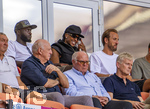 15.08.2026, Fussball Bundesliga 2026/2027, Testspiel Telecom-Cup, FC Bayern München - RB Leipzig, in der Allianz-Arena München, VIP-Tribüne mit den WM-Rückkehrern in der oberen Reihe, von links:  Dayot Upamecano (FC Bayern München), Michael Olise (FC Bayern München), Harry Kane (FC Bayern München),  mittlere Reihe: Ehren-Präsident Uli Hoeneß (FC Bayern München, Hoeness), Rouven Kasper (VORSTAND MARKETING UND VERTRIEB, FC Bayern), 