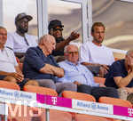 15.08.2026, Fussball Bundesliga 2026/2027, Testspiel Telecom-Cup, FC Bayern München - RB Leipzig, in der Allianz-Arena München, VIP-Tribüne mit den WM-Rückkehrern in der oberen Reihe, von links:  Dayot Upamecano (FC Bayern München), Michael Olise (FC Bayern München), Harry Kane (FC Bayern München), mittlere Reihe: Dieter Hoeness, Ehren-Präsident Uli Hoeneß (FC Bayern München, Hoeness),  