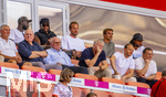 15.08.2026, Fussball Bundesliga 2026/2027, Testspiel Telecom-Cup, FC Bayern München - RB Leipzig, in der Allianz-Arena München, VIP-Tribüne mit den WM-Rückkehrern in der oberen Reihe, von links:  Dayot Upamecano (FC Bayern München), Michael Olise (FC Bayern München), Harry Kane (FC Bayern München), Joao Palhinha (FC Bayern München), Serge Gnabry (FC Bayern München), mittlere Reihe: Dieter Hoeness, Ehren-Präsident Uli Hoeneß (FC Bayern München, Hoeness), Rouven Kasper (VORSTAND MARKETING UND VERTRIEB, FC Bayern), Sportvorstand Max Eberl (Bayern München), 